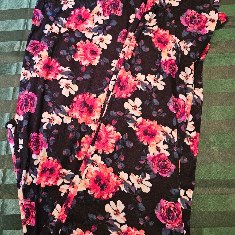 Bobbie Brooks Floral Leggings - Black and Pink